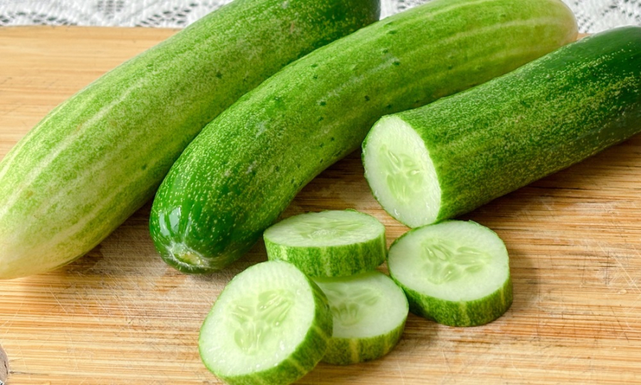 Dưa chuột sau khi mua về sẽ được mang đi rửa sạch và cắt bỏ 2 đầu.