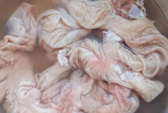 Nước mắm cũng có thể khử sạch lòng rất tốt