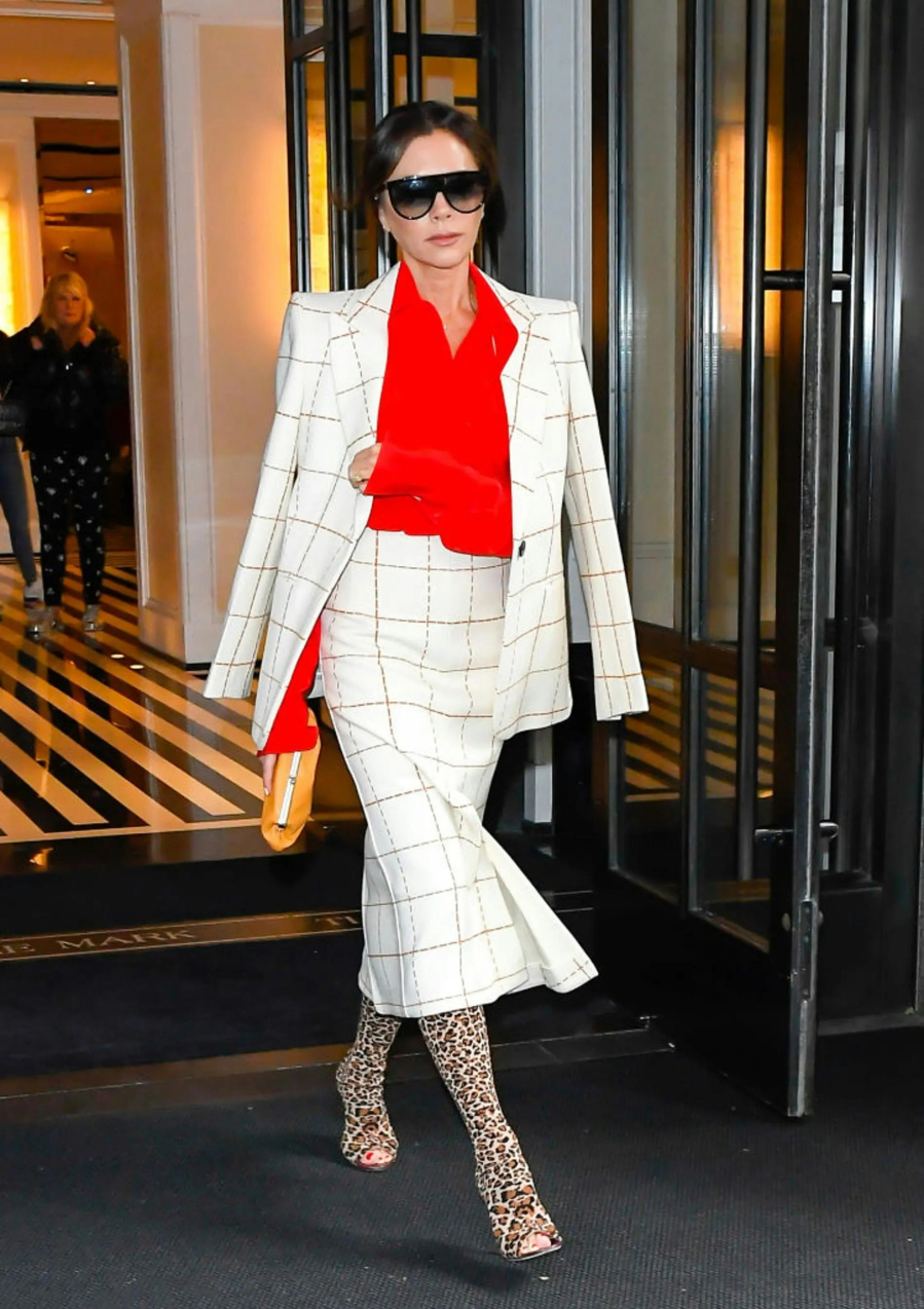 Là một biểu tượng thời trang, Victoria Beckham rất tinh tế khi lựa chọn các thiết kế họa tiết. 