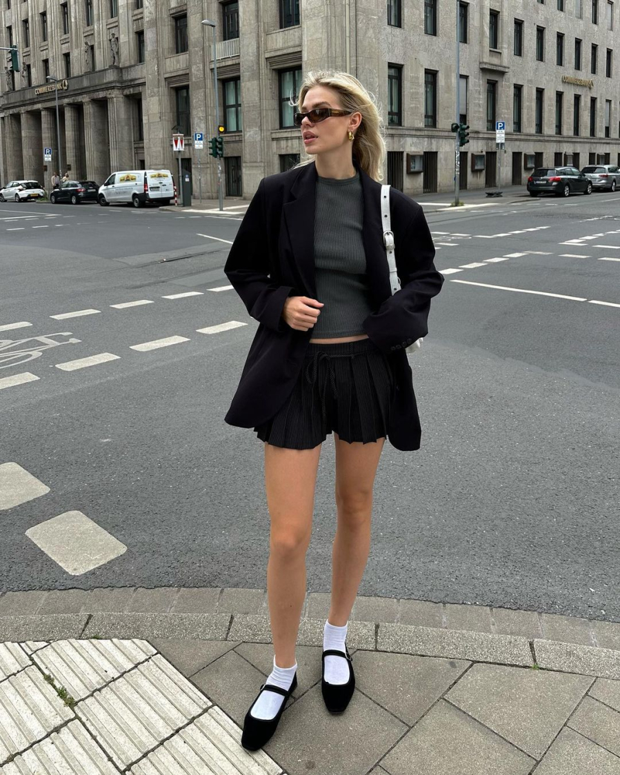 Chiếc blazer basic được thiết kế với phom dáng vừa vặn với Sh88bet đăng ký miễn phí