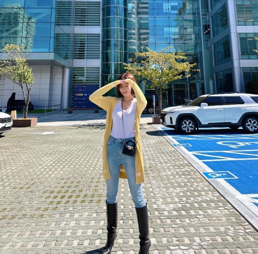 Một bí quyết đơn giản để làm mới phong cách của phụ nữ U40 là thêm quần jeans vào tủ đồ. 