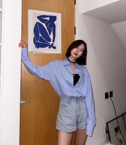 Phối quần short cùng áo sơ mi, áo thun hay cardigan sẽ giúp phụ nữ U40 trông trẻ trung hơn