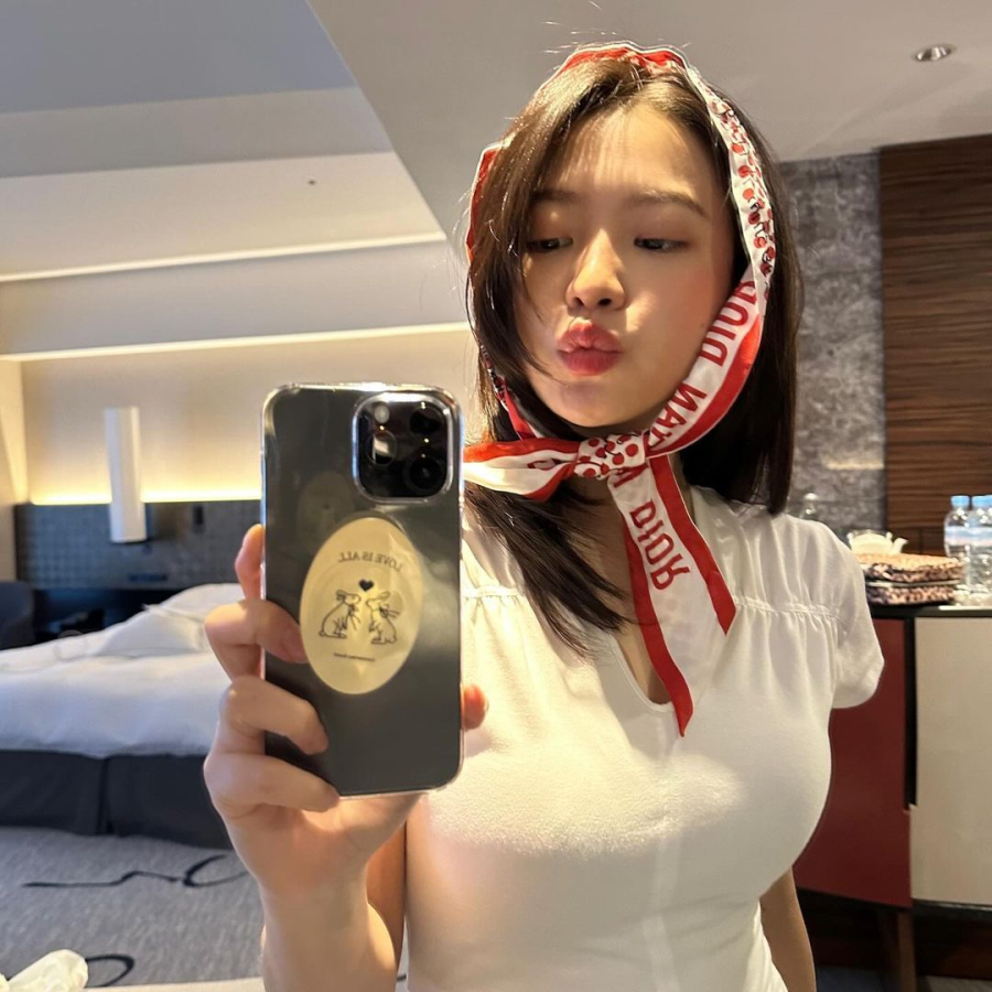  Chất liệu lụa mềm mại, thoáng mát giúp bạn có thể sử dụng linh hoạt trong nhiều hoàn cảnh.