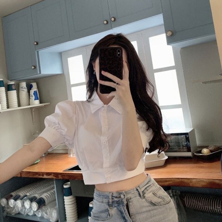 Nếu muốn đổi gió với phong cách năng động hơn, sơ mi croptop chính là lựa chọn lý tưởng. 