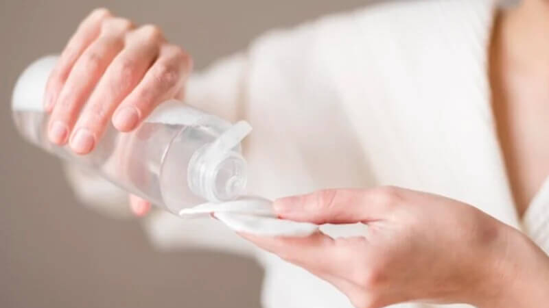 Nước tẩy trang là sản phẩm được sử dụng rộng rãi nhờ tính tiện lợi và phù hợp với nhiều loại da. 