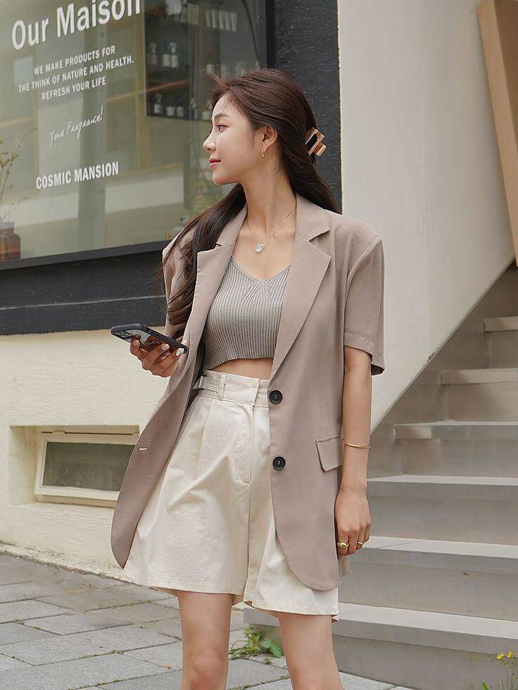 Chiếc blazer dáng rộng phối cùng áo hai dây và quần short bermuda sẽ mang đến diện mạo thời thượng