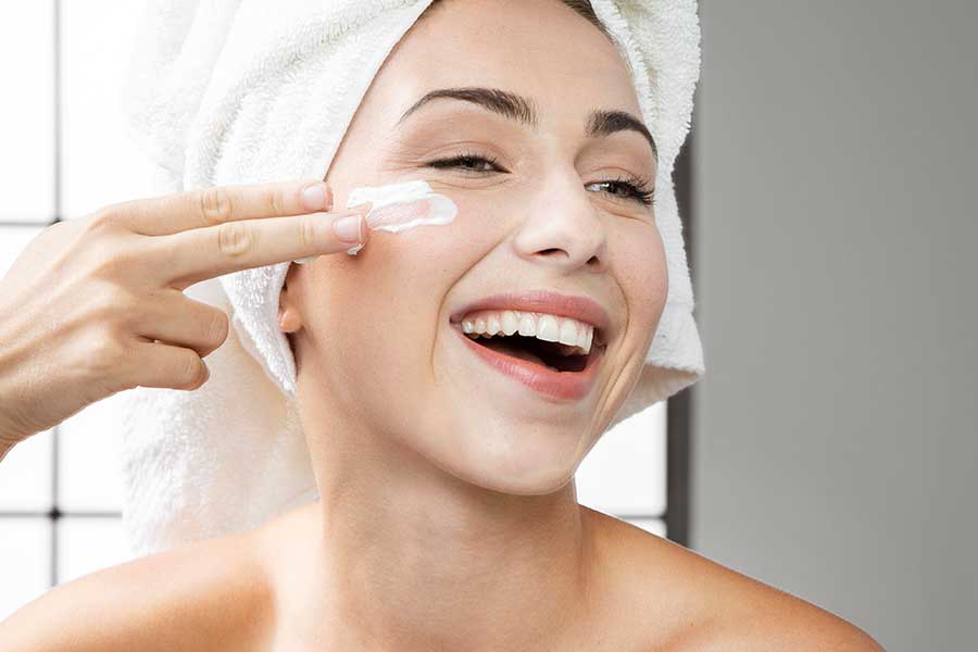 Nếu không được làm sạch đúng cách, lỗ chân lông có thể bị tắc nghẽn, dẫn đến mụn và tình trạng da xỉn màu.
