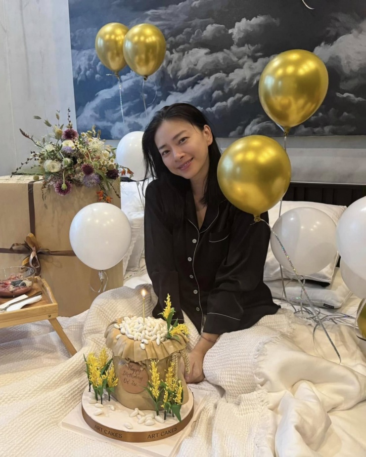 Nữ diễn viên xuất hiện trong Shbet999 com đăng nhập pyjama rộng rãi, khuôn mặt đầy đặn hơn trước
