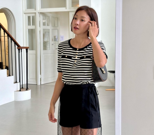 Áo thun kẻ đang là xu hướng được yêu thích. 