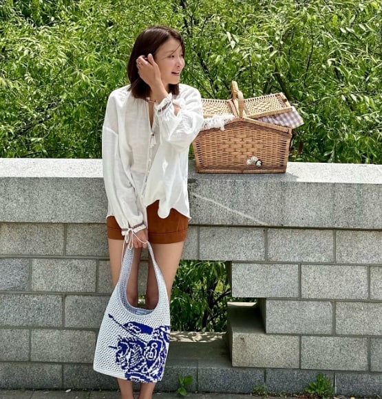 Chị em có thể diện áo blouse trắng cùng quần short màu nâu