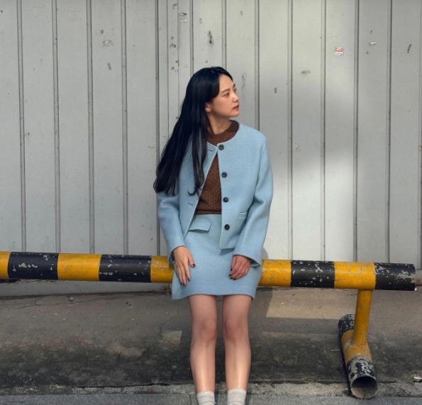 Áo xanh pastel mix cùng áo khoác nâu tạo nên vẻ ngoài trẻ trung 