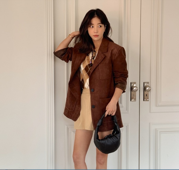 Gam màu nâu chủ đạo trong set đồ này không làm mất đi vẻ trẻ trung. 