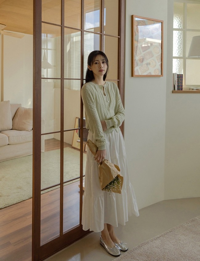 Nếu muốn tôn dáng, hãy ưu tiên cardigan dáng lửng hoặc sơ vin gọn gàng với những mẫu dài hơn