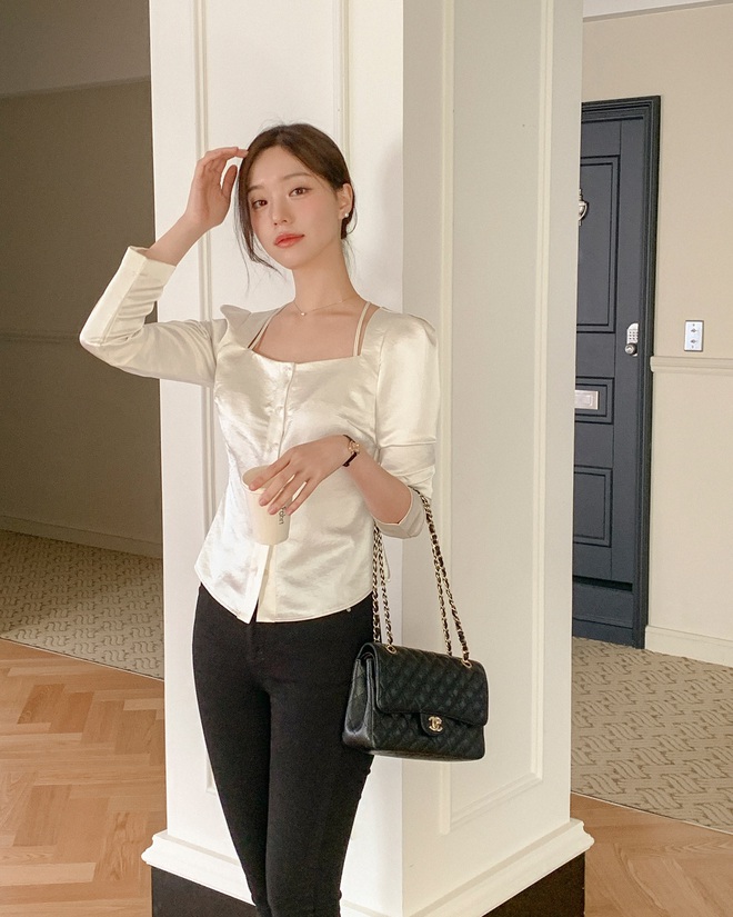 Cặp đôi áo trắng và quần đen là công thức phối đồ không bao giờ lỗi thời. 