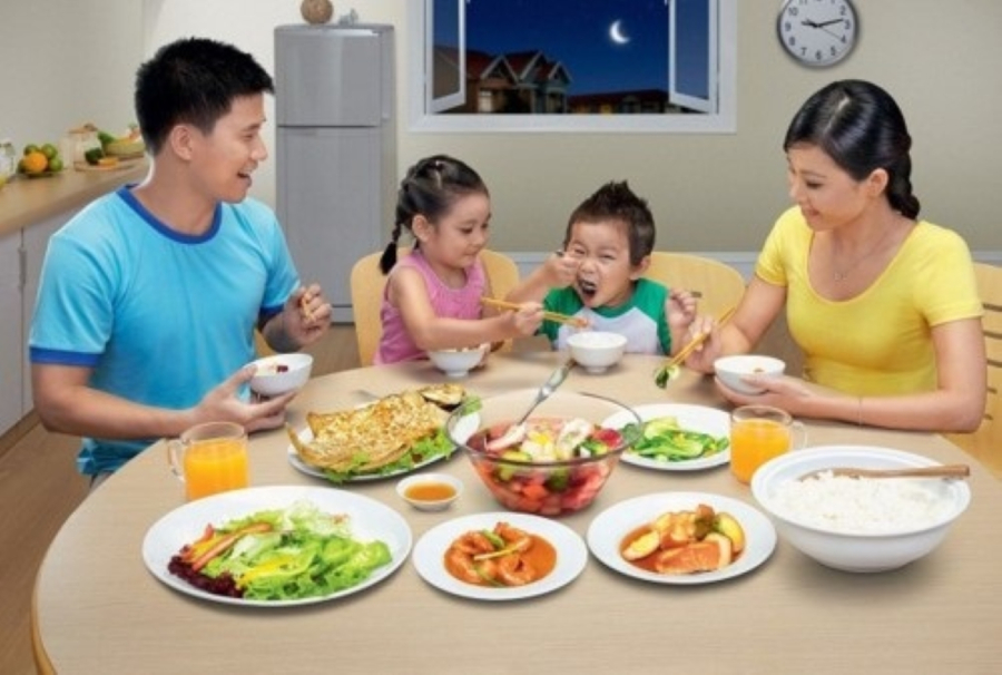 Trẻ thường xuyên được ăn cơm cùng ba mẹ sẽ có kết quả học tập ở trường tốt hơn và khả năng tập trung cao hơn. (Ảnh minh họa)