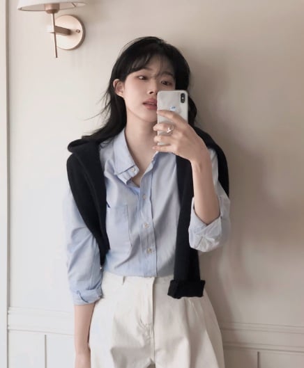 Muốn trông trẻ trung hơn, chị em nên ưu tiên những thiết kế áo có gam màu sáng như trắng, pastel hoặc be.