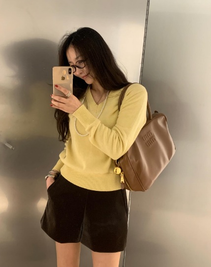 So với vàng tươi, vàng nhạt dễ mặc và tạo cảm giác nhã nhặn, tươi tắn hơn.