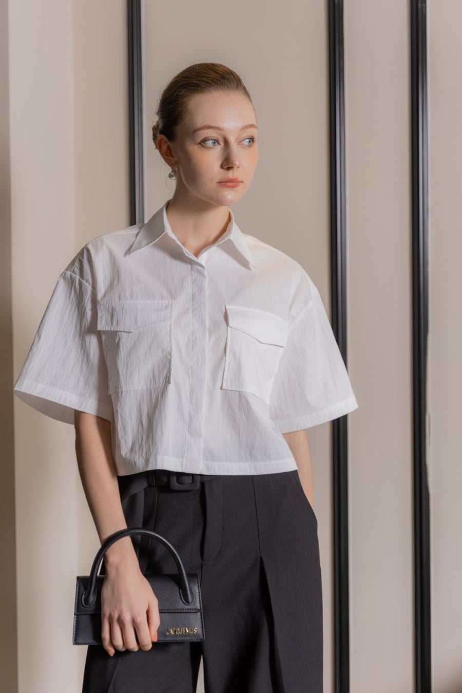 Sơ mi croptop chính là minh chứng rõ ràng nhất cho việc một chiếc áo có thể vừa sexy, vừa năng động mà vẫn giữ được nét thanh lịch cần thiết
