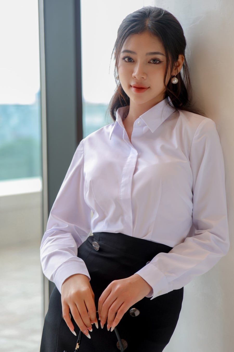 Áo sơ mi trắng luôn là món đồ kinh điển, vừa toát lên nét thanh lịch, vừa có khả năng 
