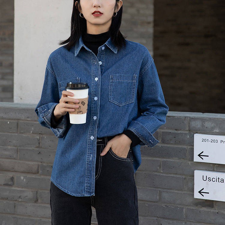 Áo sơ mi denim là món đồ mang đậm hơi thở cổ điển nhưng vẫn không kém phần năng động và phóng khoáng, trở thành lựa chọn hoàn hảo cho những ngày hè tràn đầy sức sống