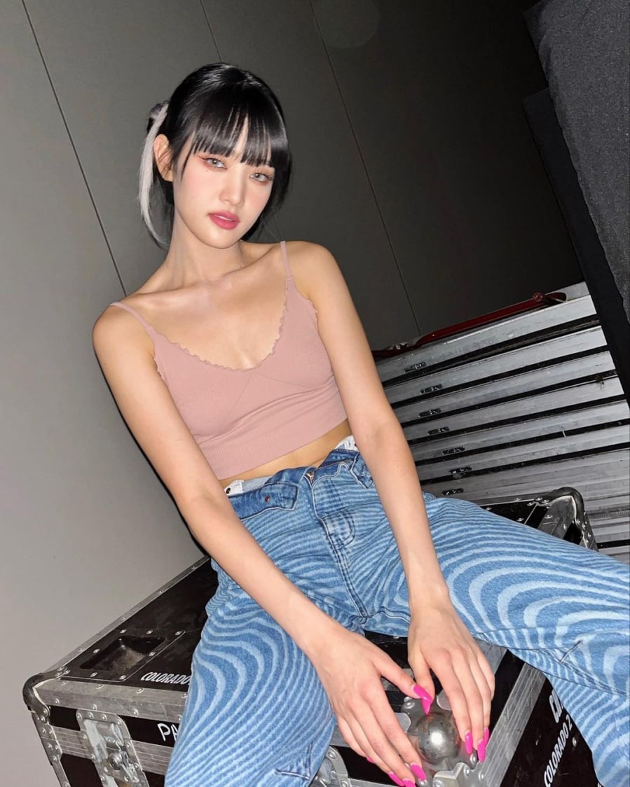 Quần jeans không cài khuy đang trở thành trào lưu táo bạo trong giới thời trang