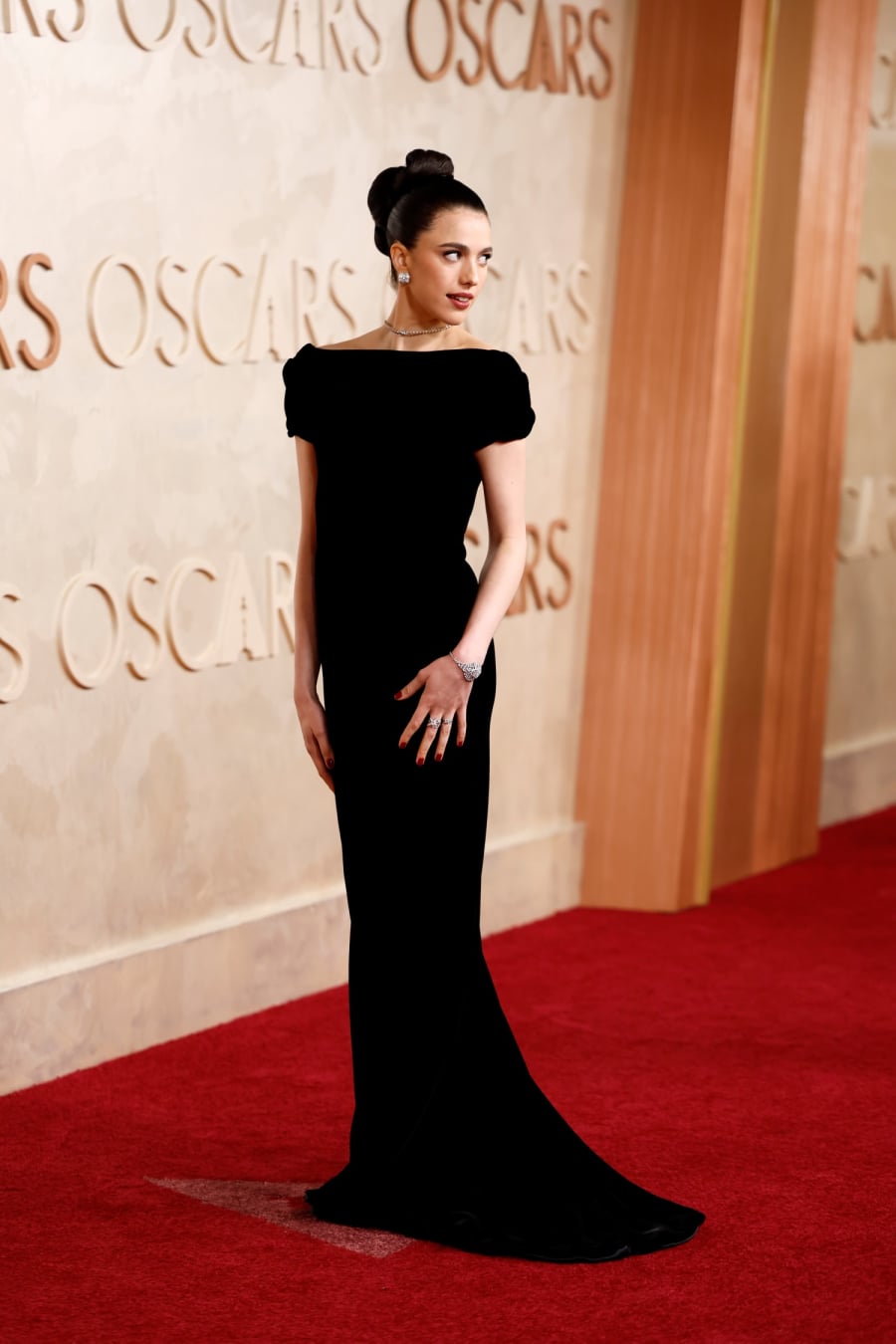 Margaret Qualley diện thiết kế Chanel.   
