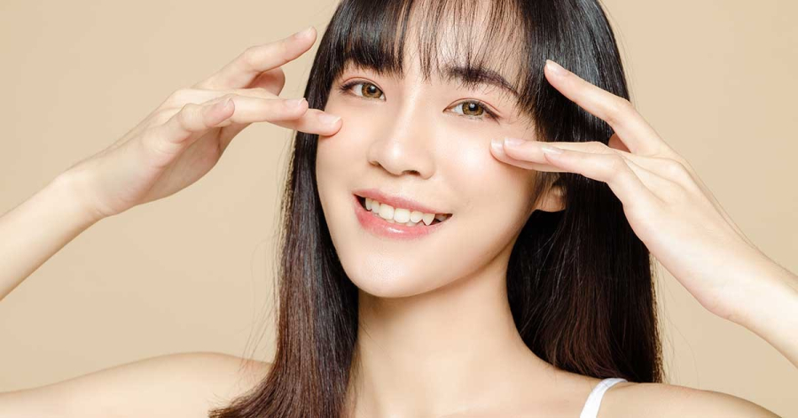 Làm sạch là bước đầu tiên và quan trọng nhất trong quy trình dưỡng mắt. 