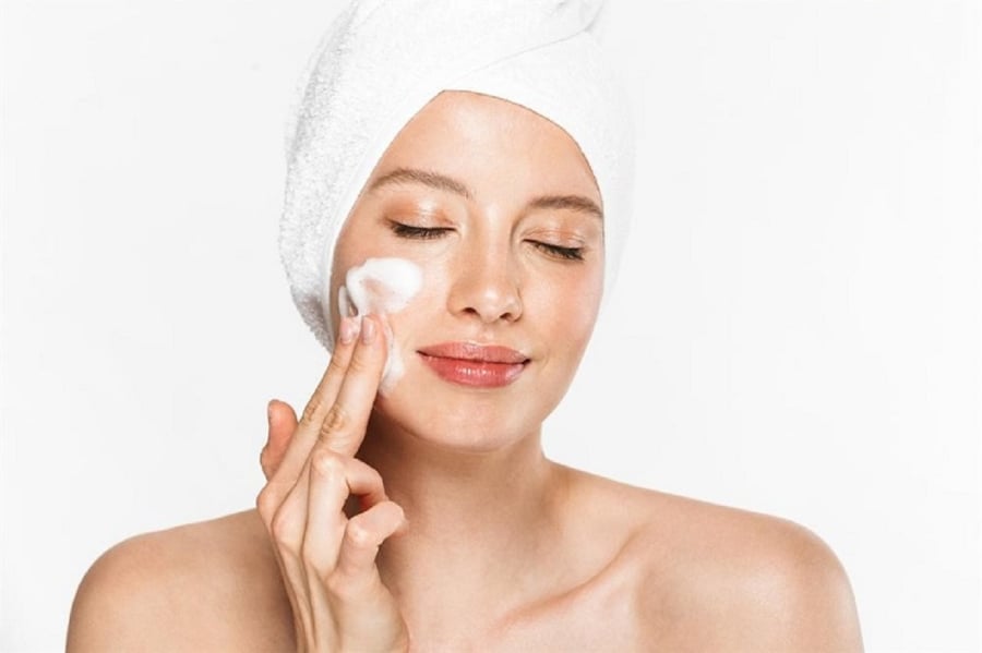 Bên cạnh kem dưỡng, việc sử dụng mặt nạ mắt hoặc tinh chất đặc trị sẽ giúp cung cấp dưỡng chất sâu hơn.