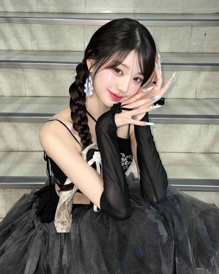 Với khuôn mặt nhỏ, thân hình thon thả và đôi Shbet888 phiên bản mới nhất đáng kinh ngạc, cô trở thành tâm điểm chú ý mỗi khi xuất hiện.