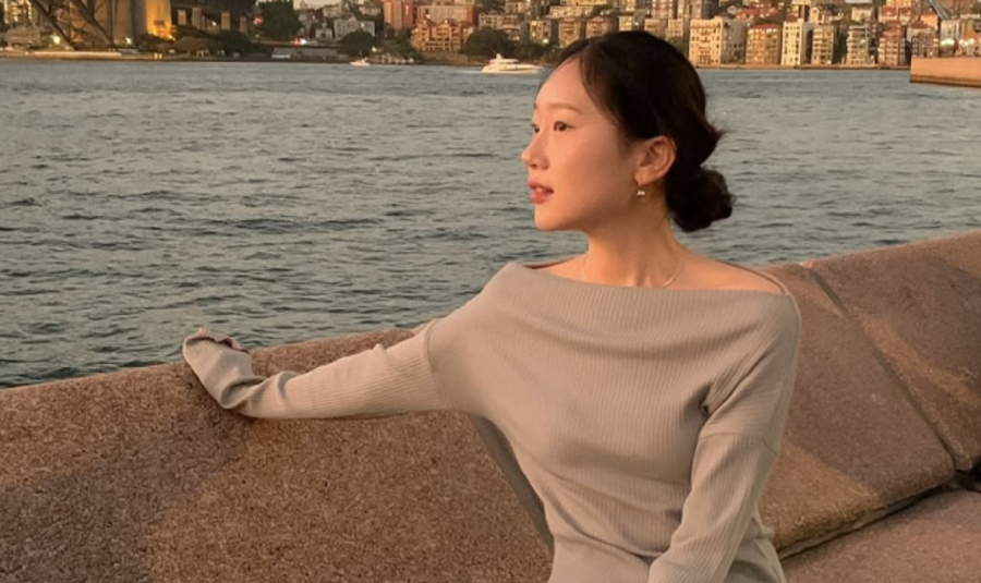 Áo thun dài tay mang đến vẻ ngoài trẻ trung mà vẫn giữ được sự thanh lịch cần thiết.