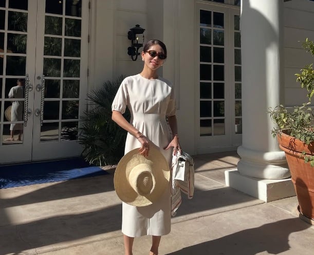 Những gam màu trung tính như đen, trắng, be, xám hay navy luôn là ưu tiên hàng đầu trong tủ đồ của nàng blogger này.
