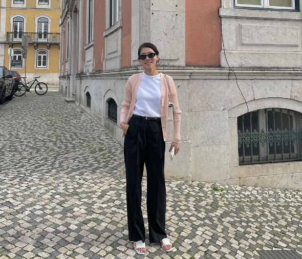 Một nguyên tắc quan trọng trong phong cách của cô ấy là không kết hợp quá ba màu trong một set đồ. 