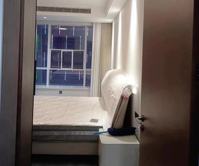 Cửa phòng ngủ không chỉ là lối ra vào mà còn ảnh hưởng trực tiếp đến cảm giác an toàn của người sử dụng.