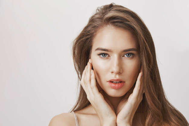 Mặc dù không thể ngăn chặn hoàn toàn, nhưng bạn có thể làm chậm quá trình này bằng cách chăm sóc da đúng cách.