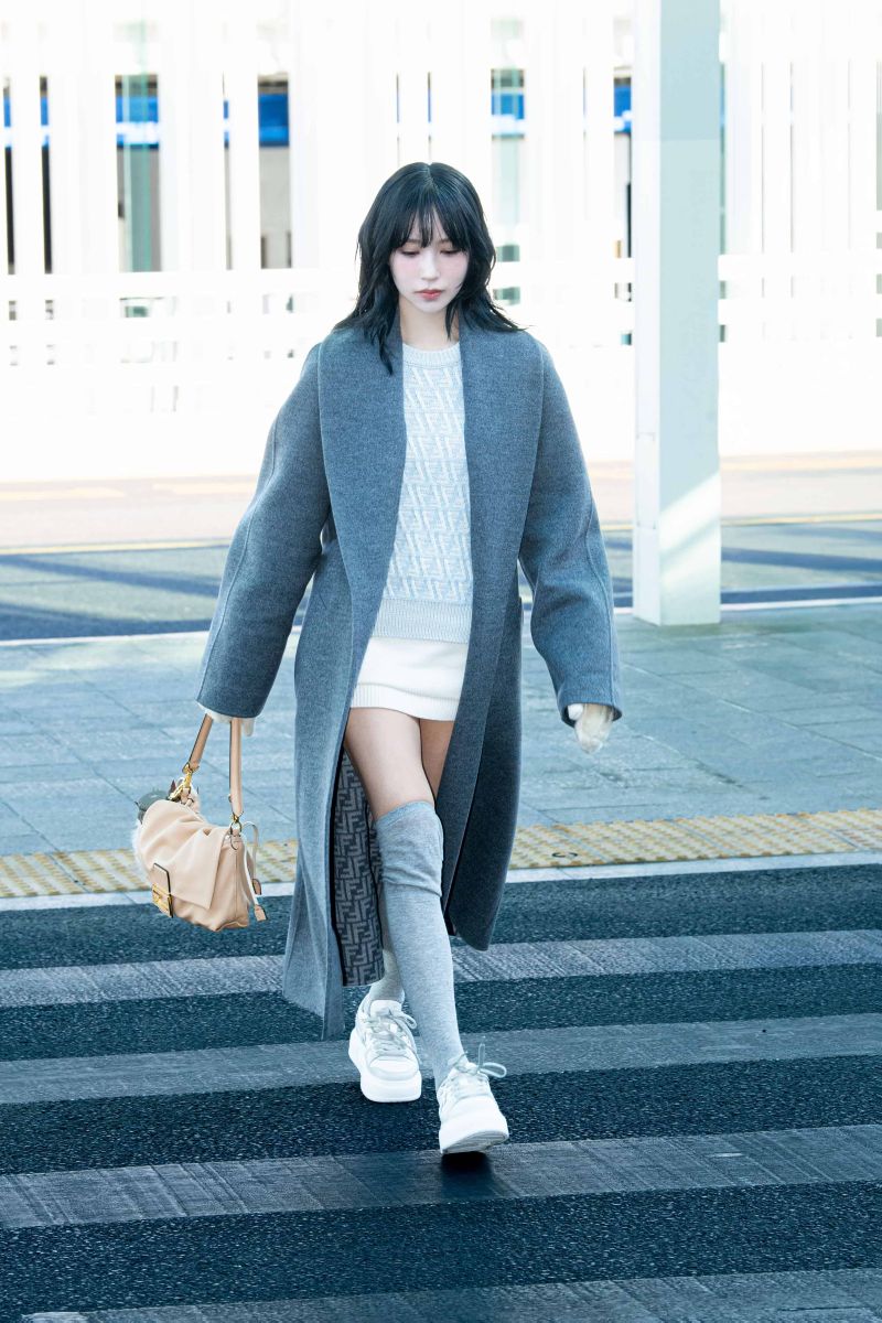 Cô chọn mẫu túi Mamma Baguette tông be, kết hợp với outfit xám