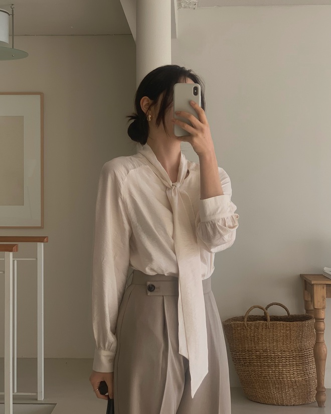 Chi tiết dây buộc tạo điểm nhấn tinh tế, giúp outfit trở nên nữ tính và cuốn hút hơn.