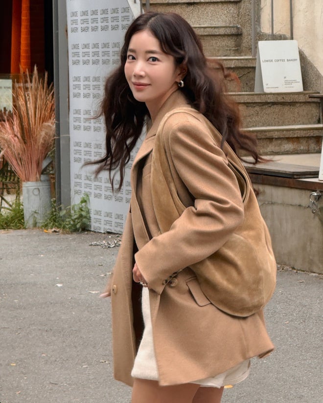 Những item như áo trench coat, áo blazer hay quần âu màu be là các lựa chọn đáng có trong tủ đồ của phụ nữ 40+.