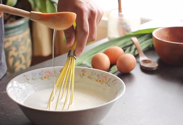 Cho các nguyên liệu vào bát và trộn đều tay cho đến khi thu được bát hỗn hợp sánh mịn là được.