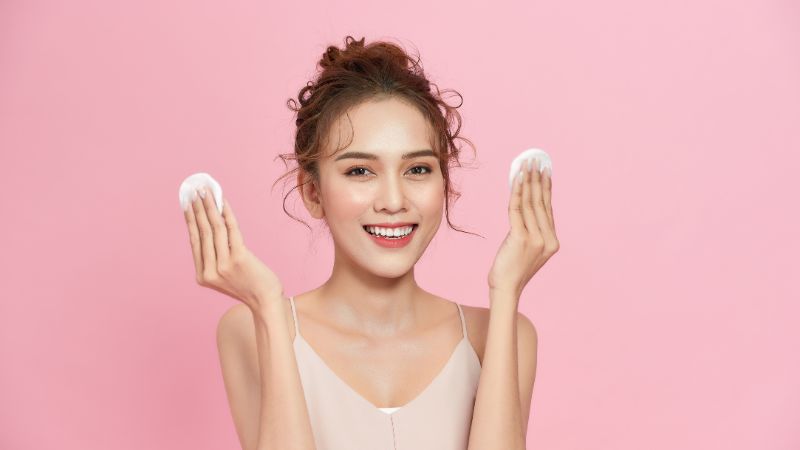 Nên lựa chọn các sản phẩm dưỡng nhẹ, thấm nhanh như gel dưỡng, lotion thay vì kem đặc. 