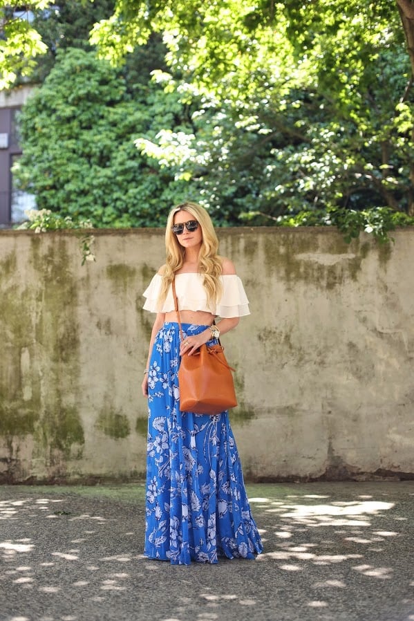 Tùy vào phong cách cá nhân, bạn có thể kết hợp chân váy maxi hoa với áo trơn màu hoặc áo croptop để cân bằng tổng thể.    