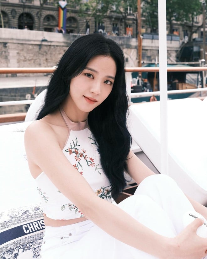 Nếu muốn phá cách một chút, bạn có thể kết hợp với mái bay hoặc mái thưa để tăng thêm phần trẻ trung.