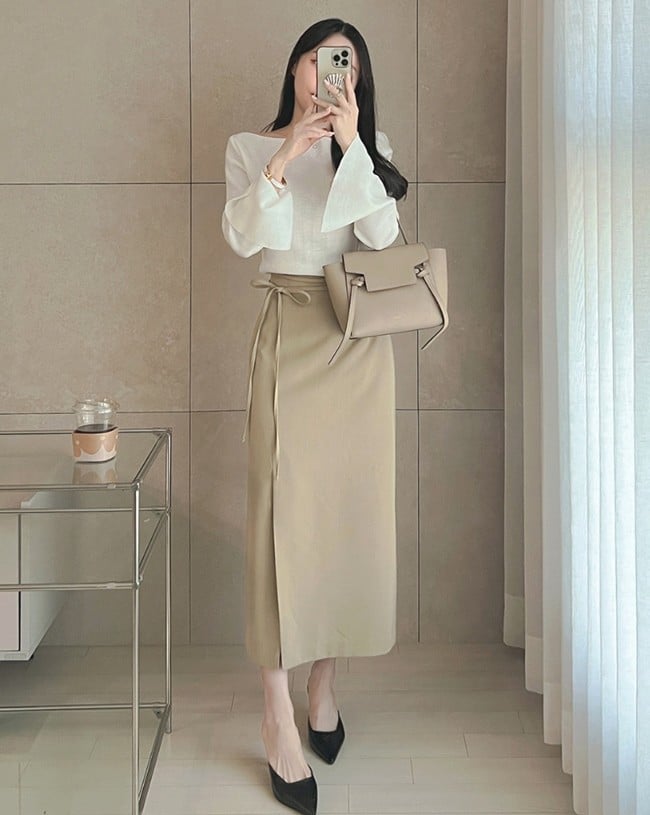 Đây là item không thể thiếu trong tủ đồ của những cô gái yêu thích sự tối giản nhưng vẫn muốn nổi bật.