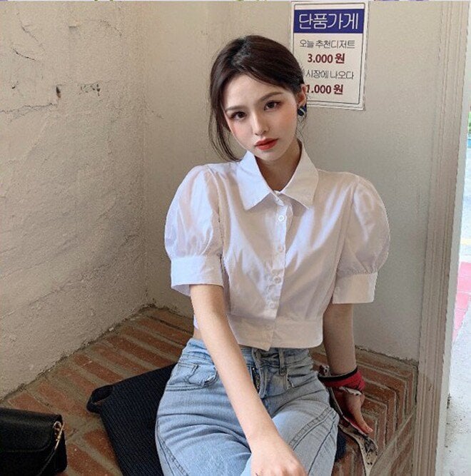 Sơ mi croptop chính là lựa chọn lý tưởng cho những cô nàng muốn 