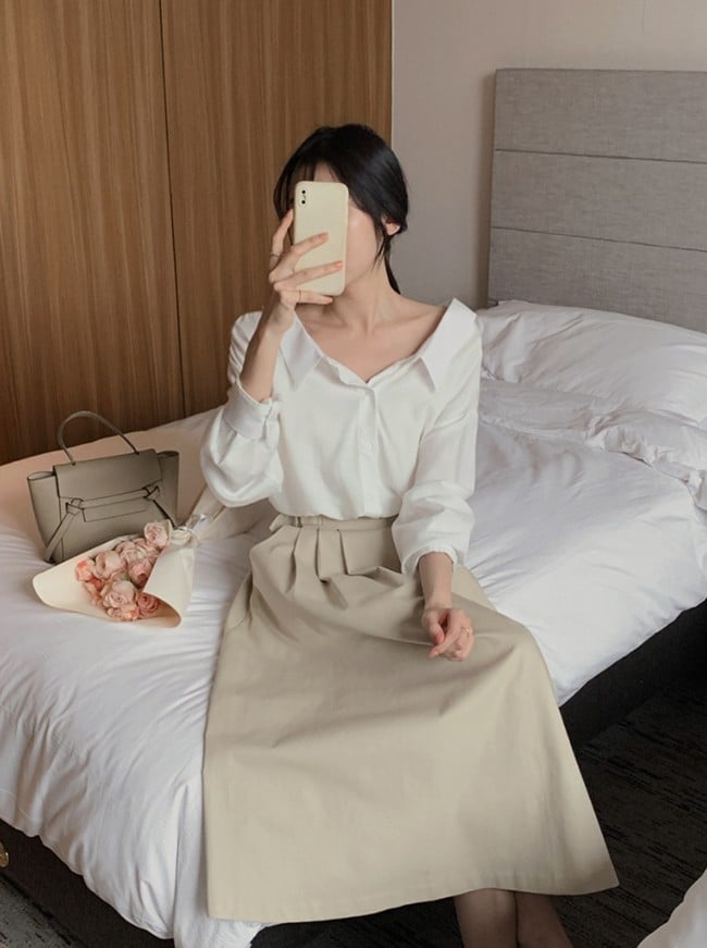 Những thiết kế nửa kín nửa hở đang dẫn đầu xu hướng năm nay, và sơ mi cổ mở chính là một trong số đó. 