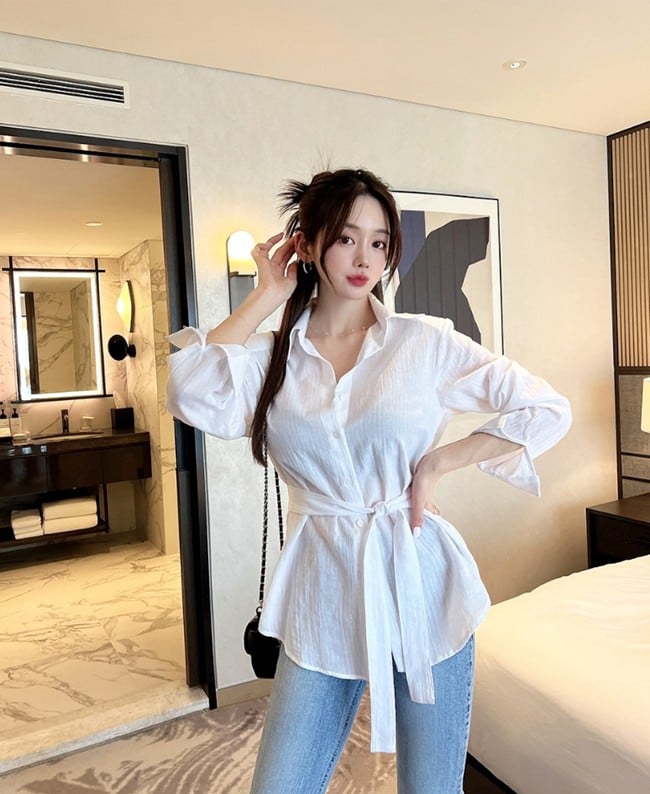Trang phục có thắt đai luôn là lựa chọn lý tưởng để tôn dáng, giúp vòng eo trở nên thon gọn và đường cong rõ rệt hơn. 