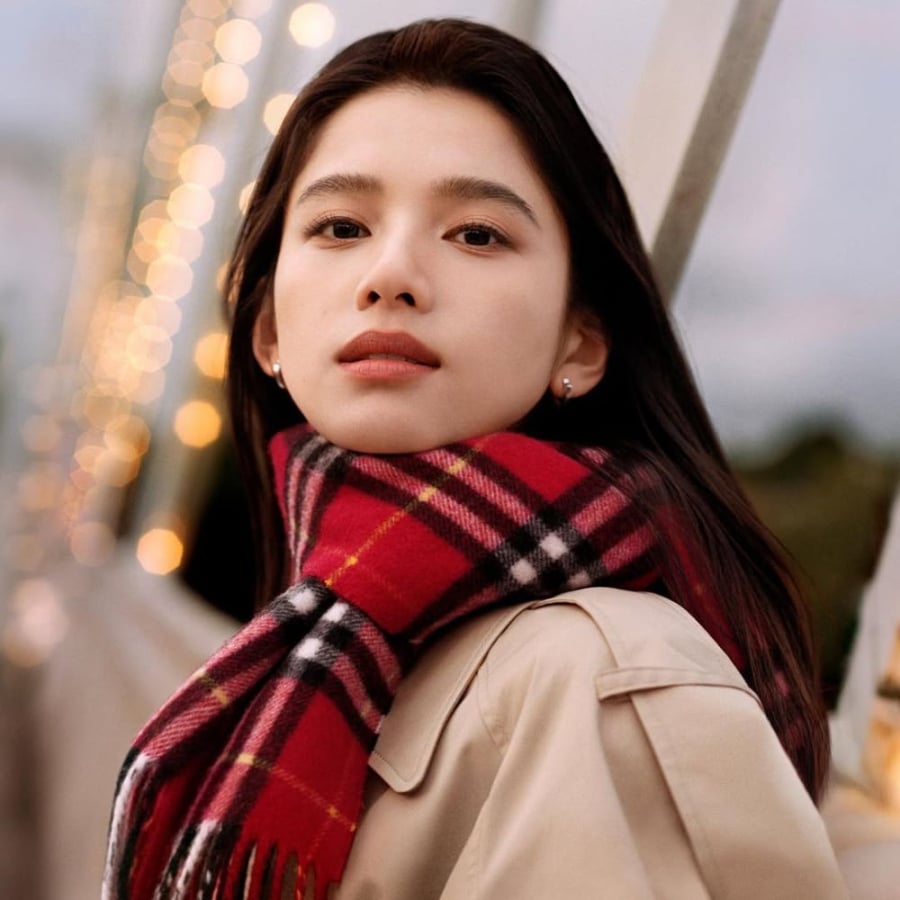 Cô theo đuổi phong cách trang điểm tối giản, tập trung vào việc giữ cho Mừng SHBET phiên bản mới 2025 sáng mịn tự nhiên.