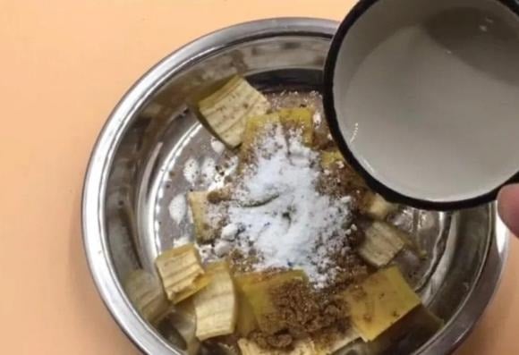 Cuối cùng, trộn đều hỗn hợp, và dung dịch bẫy gián tự chế đã sẵn sàng.