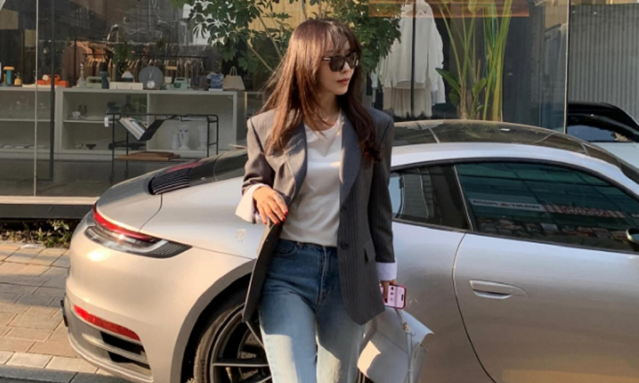 Chiếc áo thun trắng bên trong không chỉ tạo cảm giác năng động mà còn giúp tổng thể hài hòa