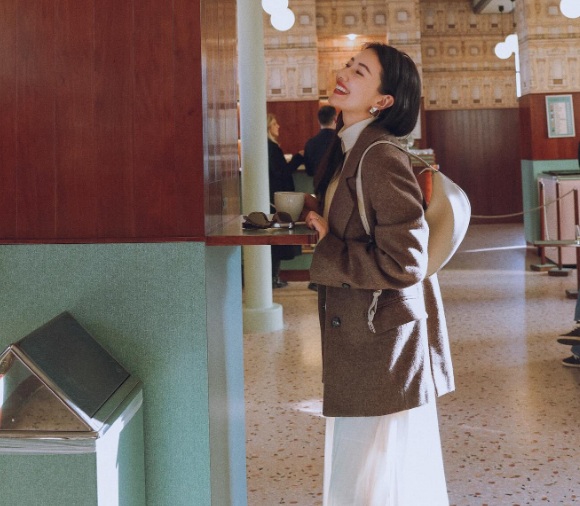 Nếu áo blazer mang đến vẻ ngoài chỉn chu, thanh lịch thì chân váy trắng lại giúp diện mạo thêm mềm mại, nữ tính. 