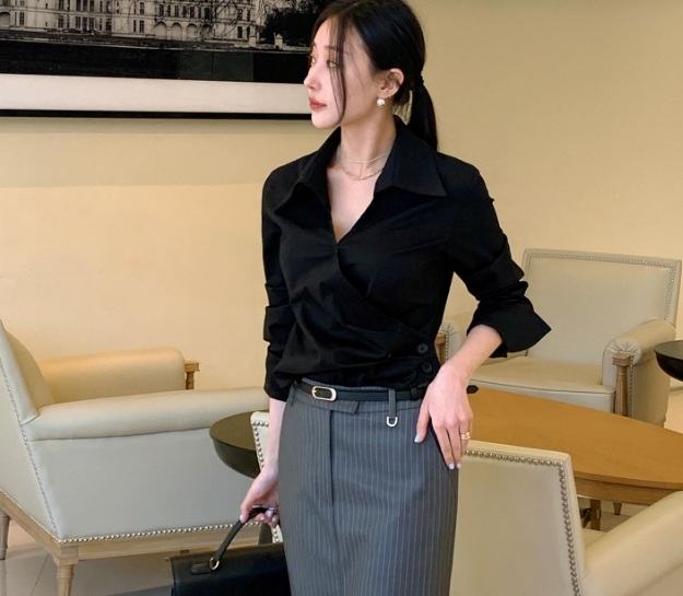Phụ kiện như thắt lưng mảnh, dây chuyền hay khuyên tai sẽ giúp tổng thể thêm cuốn hút.